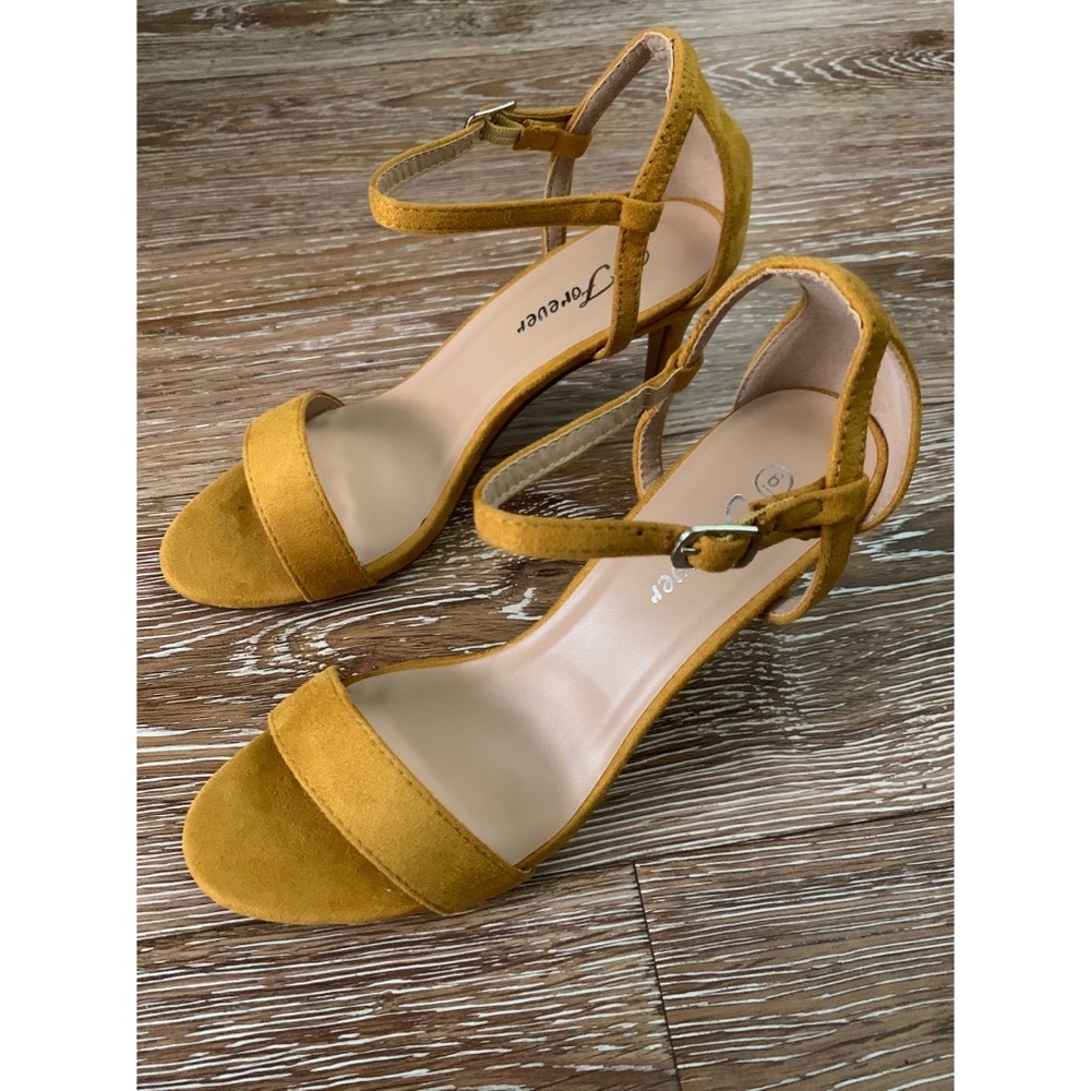 🎉LAST CHANCE HOST PICK🎉 Mustard yellow heels